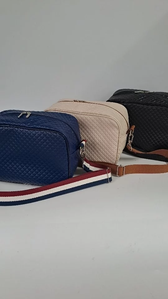 Frasqueira térmica perfeita pra levar o almoço pro trabalho.

Super elegante, espaçosa, facil dr carregar no ombro, com alça ajustável.

Em várias cores e estampas.
Essas 3 foram de um pedido, que já está a caminho de Maringá/PR, para quem será presenteado pelo nosso cliente Fernando.

Tamanho: 29C x 12L x 19A

Também fazemos estampadas e persolizadas.

Contato para pedidos: whatsapp 11.98621-2067 

PS.: agradecimento a Renata, criadora do modelo/molde!