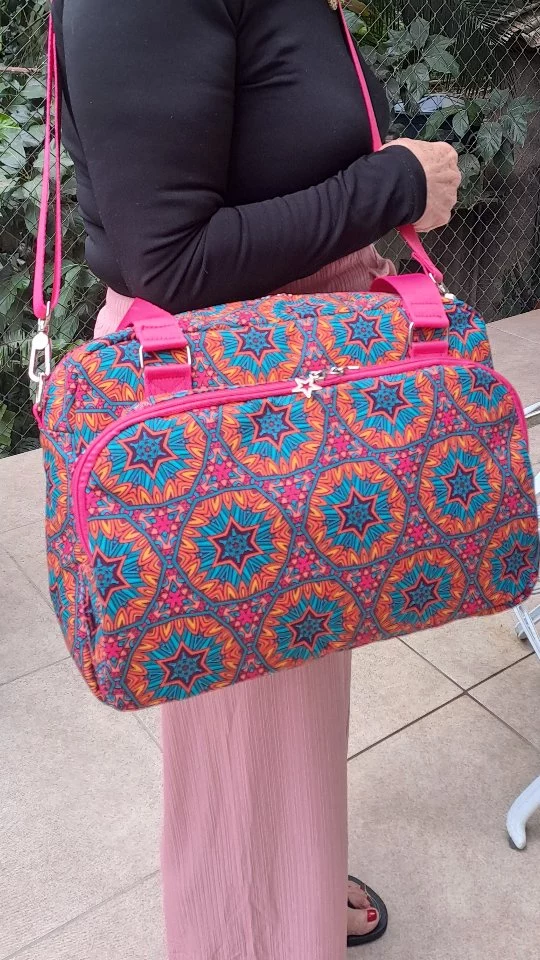 Essa bolsa é pra quem precisa de uma bolsa com bastante espaço! 

Um bolso frontal bem espaçoso, forro impermeável, alça de ombro e também transversal, como regulador.