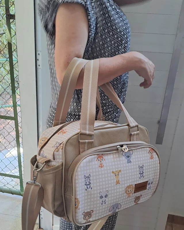 Bolsa maternidade que fala?

- Linda, 
- espaçosa, 
- bolso traseiro
- bolso super espaçoso com ziper na frente, 
- 2 bolsos laterais p/ mamadeira ou garrafinha
- alça de mão
- alça transversal com regulador de altura
-zíper duplo que deixa a abertura mais espaçosa.

Feita em sintético de ótima qualidade.

Uma peça de estoque para entrega imediata, e aceitamos encomenda.

Para quem tem bebê em casa, essa bolsa é excelente no tamanho pra ajudar no dia a dia quando vai sair.

Whatsapp 11.98621-2067